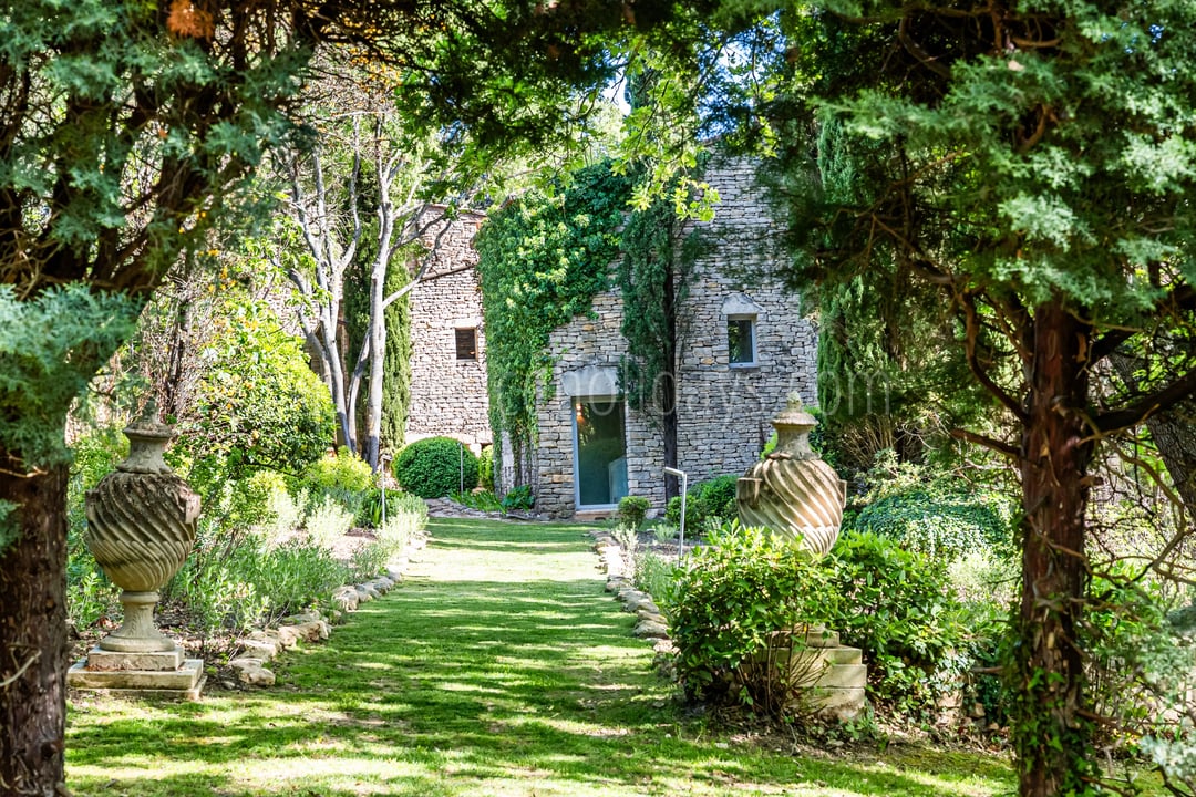 Property with pool and Luberon views in Ménerbes