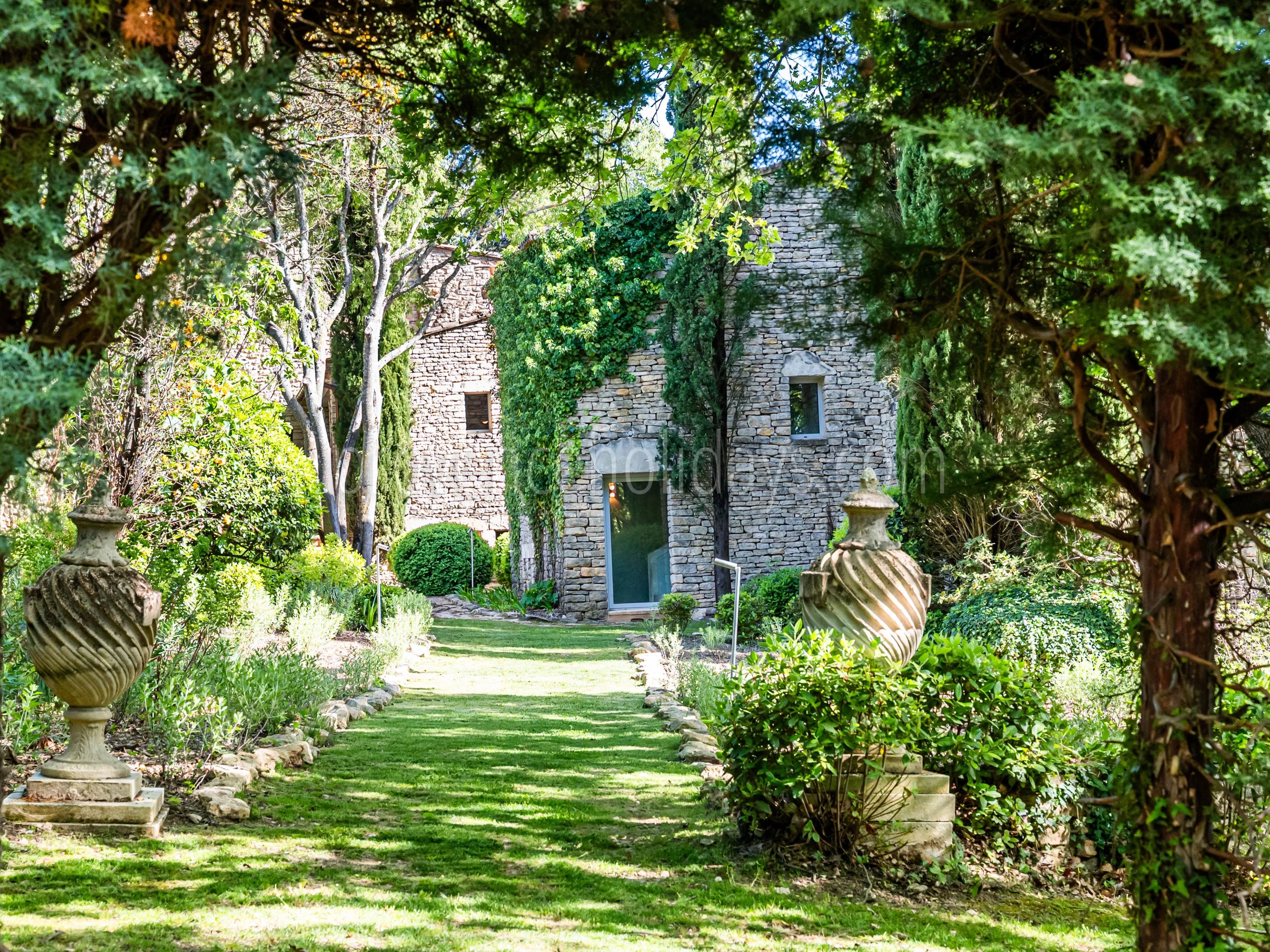 1 - Stone Property in Ménerbes: Villa: Exterior