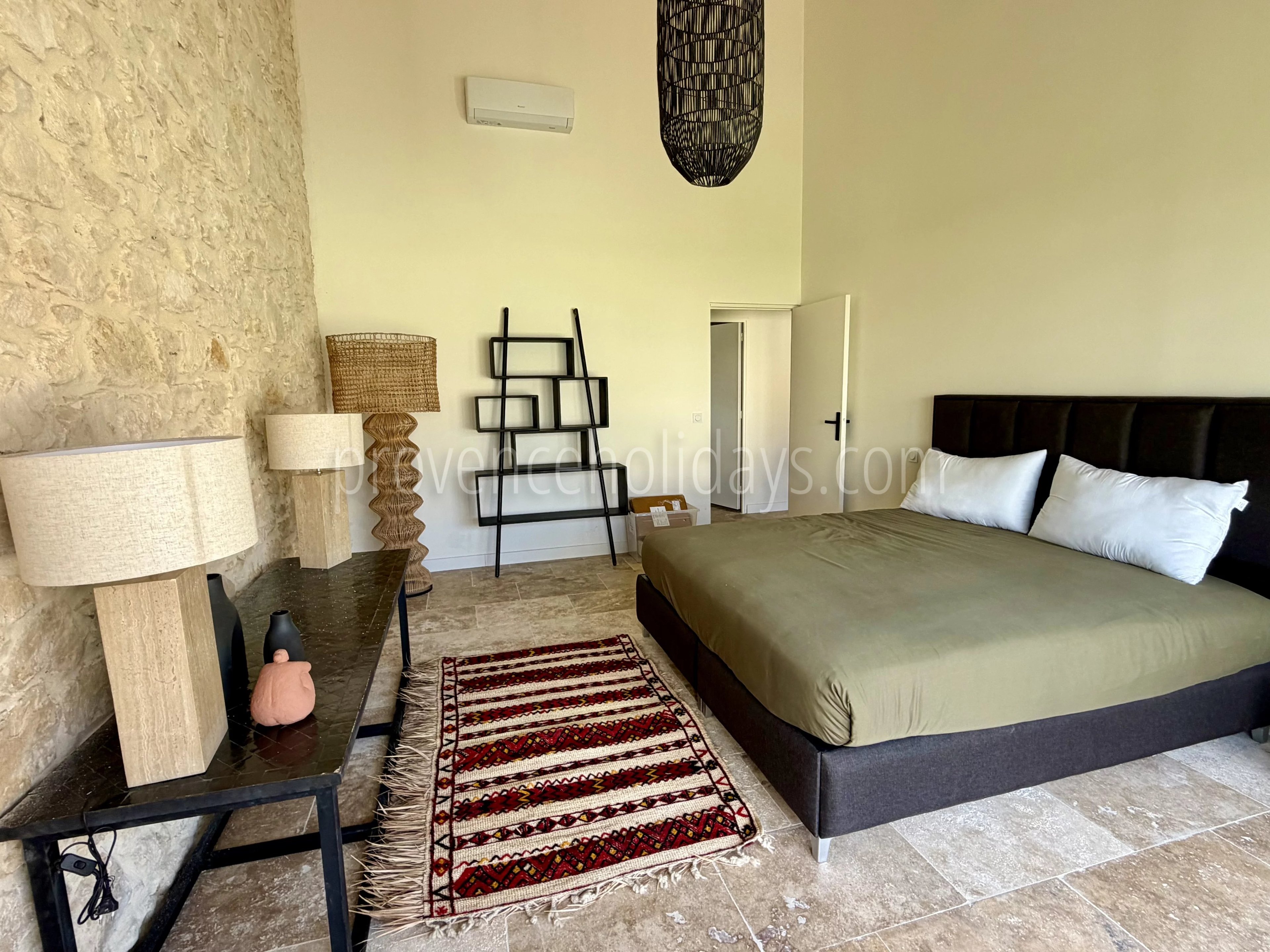 14 - Contemporary house in L\'Isle-sur-la-Sorgue: Villa: Bedroom