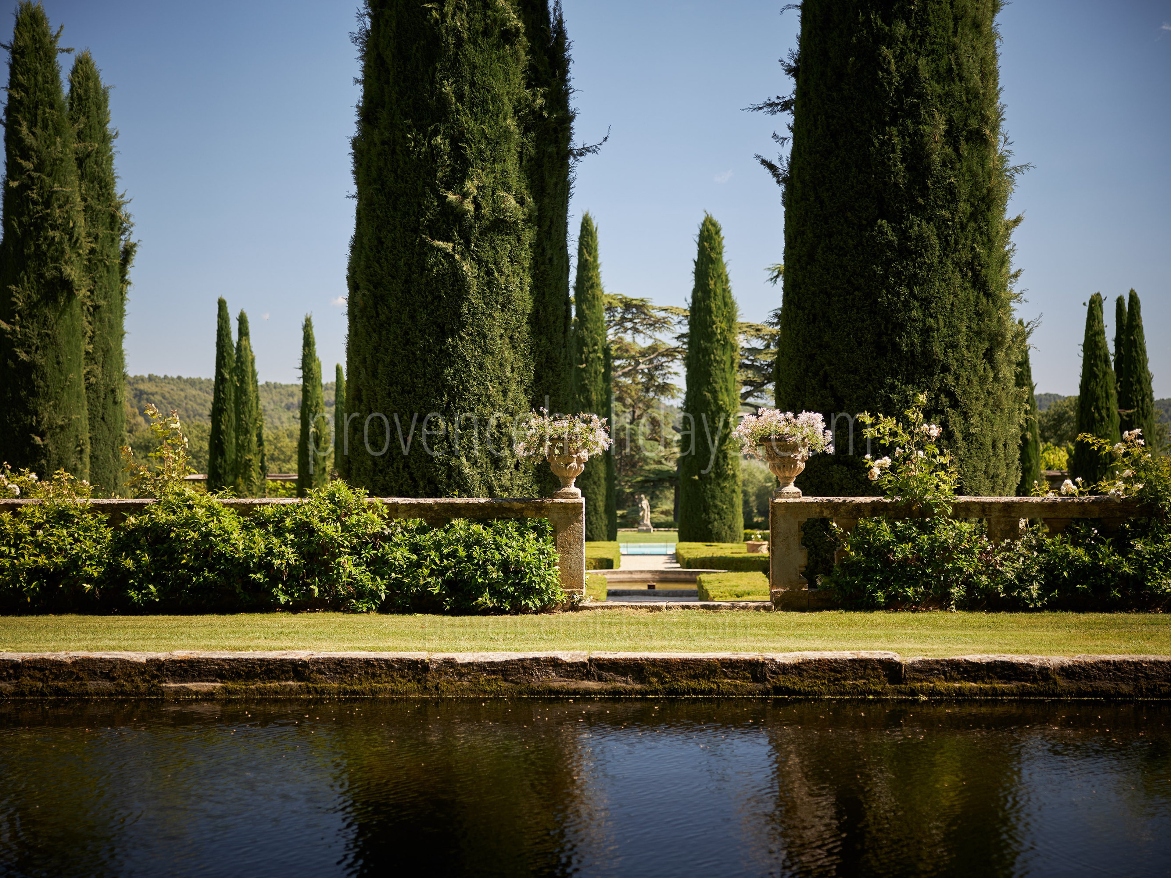 11 - Château de Luberon: Villa: Exterior