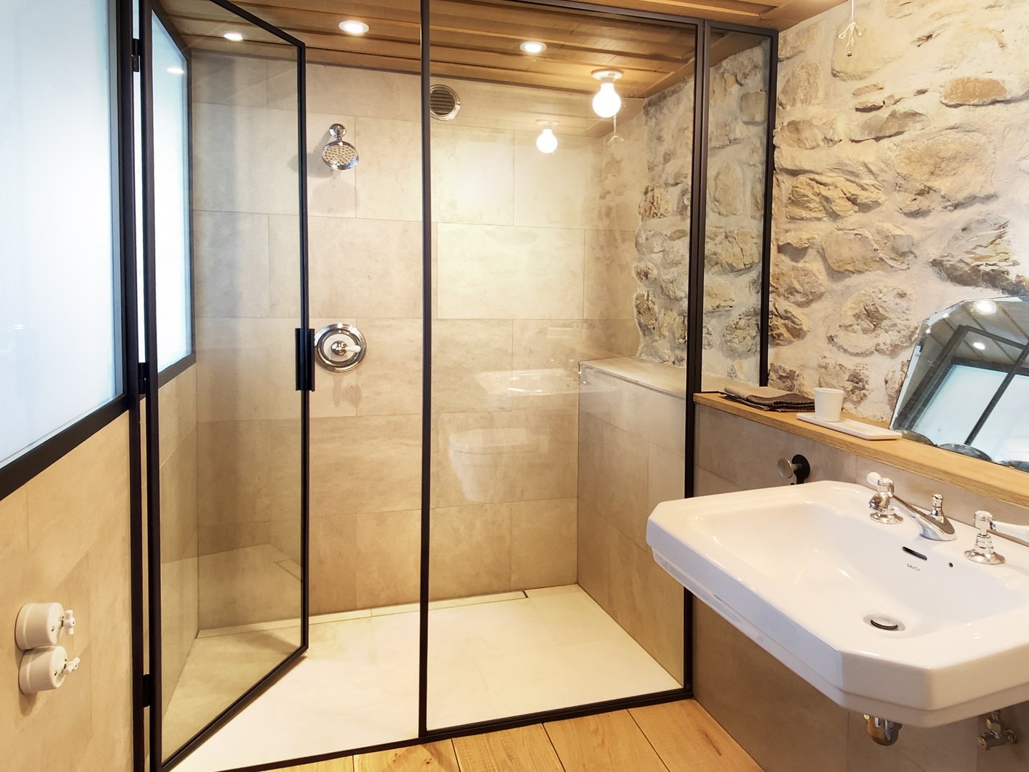 40 - Mas Villard: Villa: Bathroom