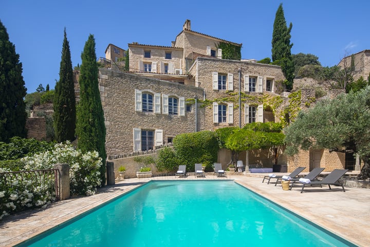 Authentiek vakantiehuis met verwarmd zwembad in het centrum van Gordes