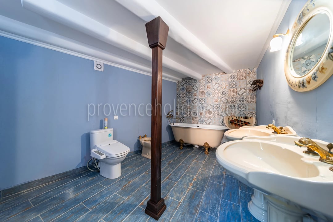 18 - Character estate in Cucuron: Villa: Bathroom