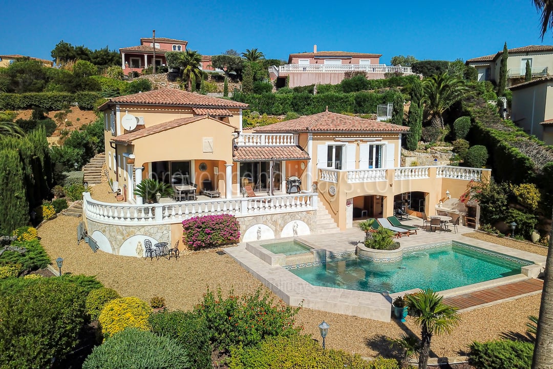 Provençaals huis met zeezicht en verwarmd zwembad