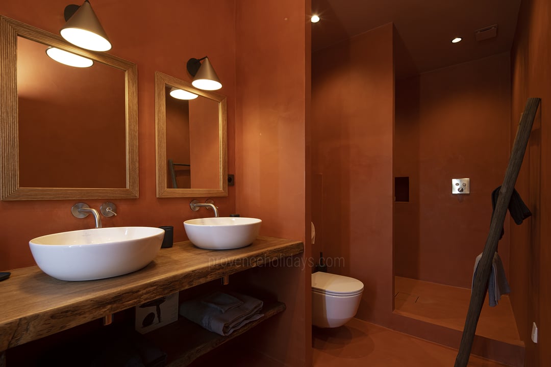 25 - Mas des Lions: Villa: Bathroom