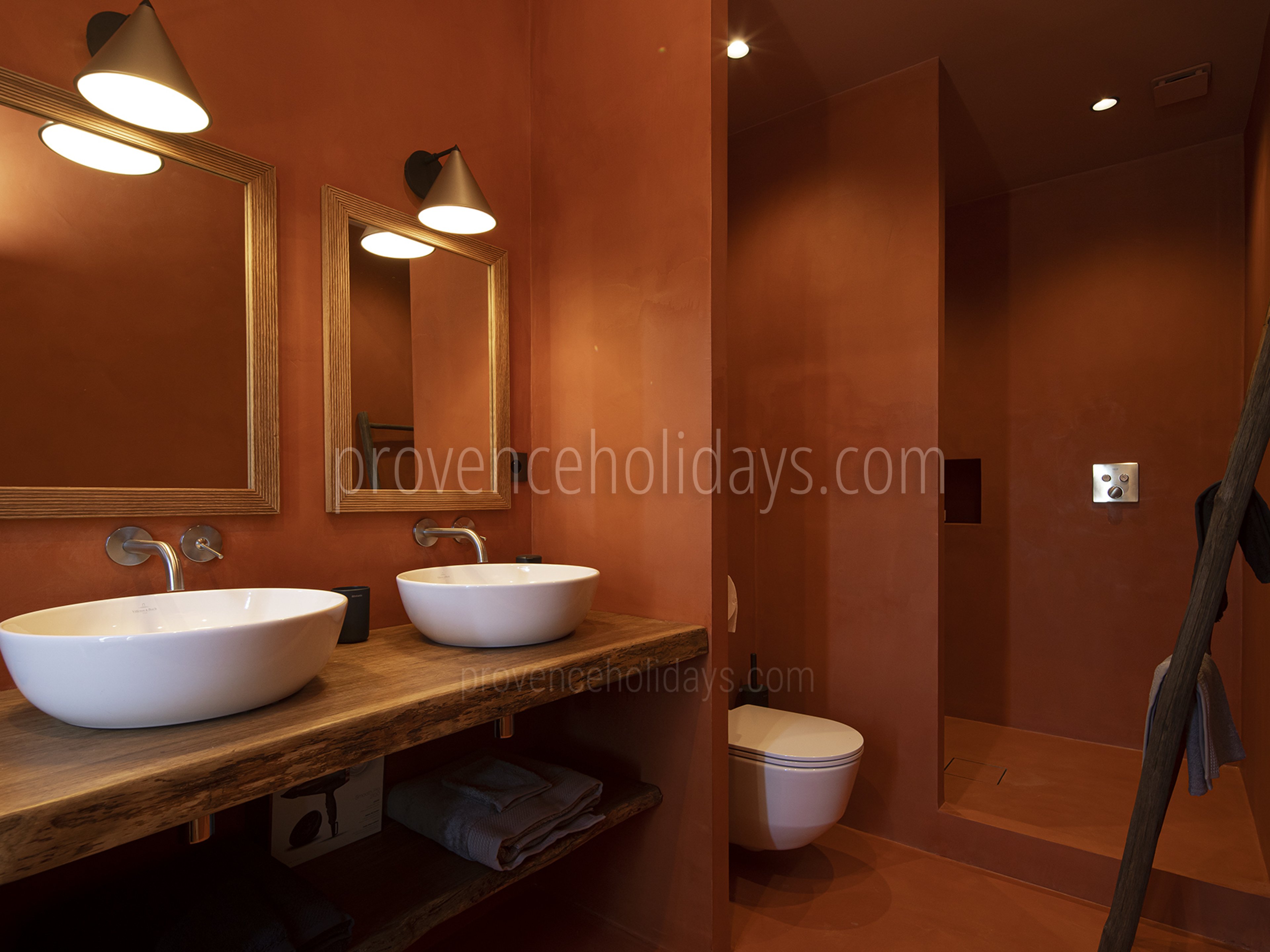 25 - Mas des Lions: Villa: Bathroom
