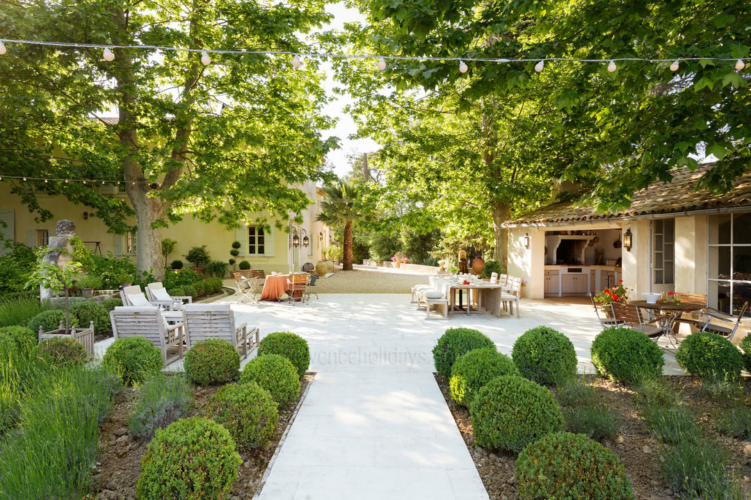 10 - Domaine de Provence: Villa: Exterior