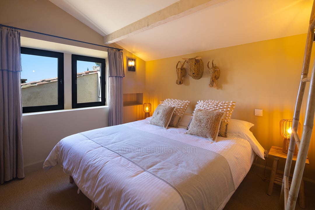 27 - Mas de Provence: Villa: Bedroom