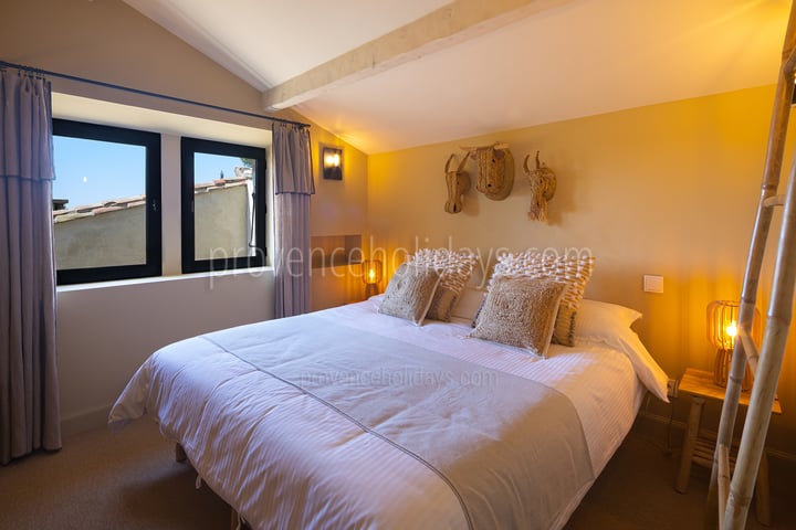 27 - Mas de Provence: Villa: Bedroom