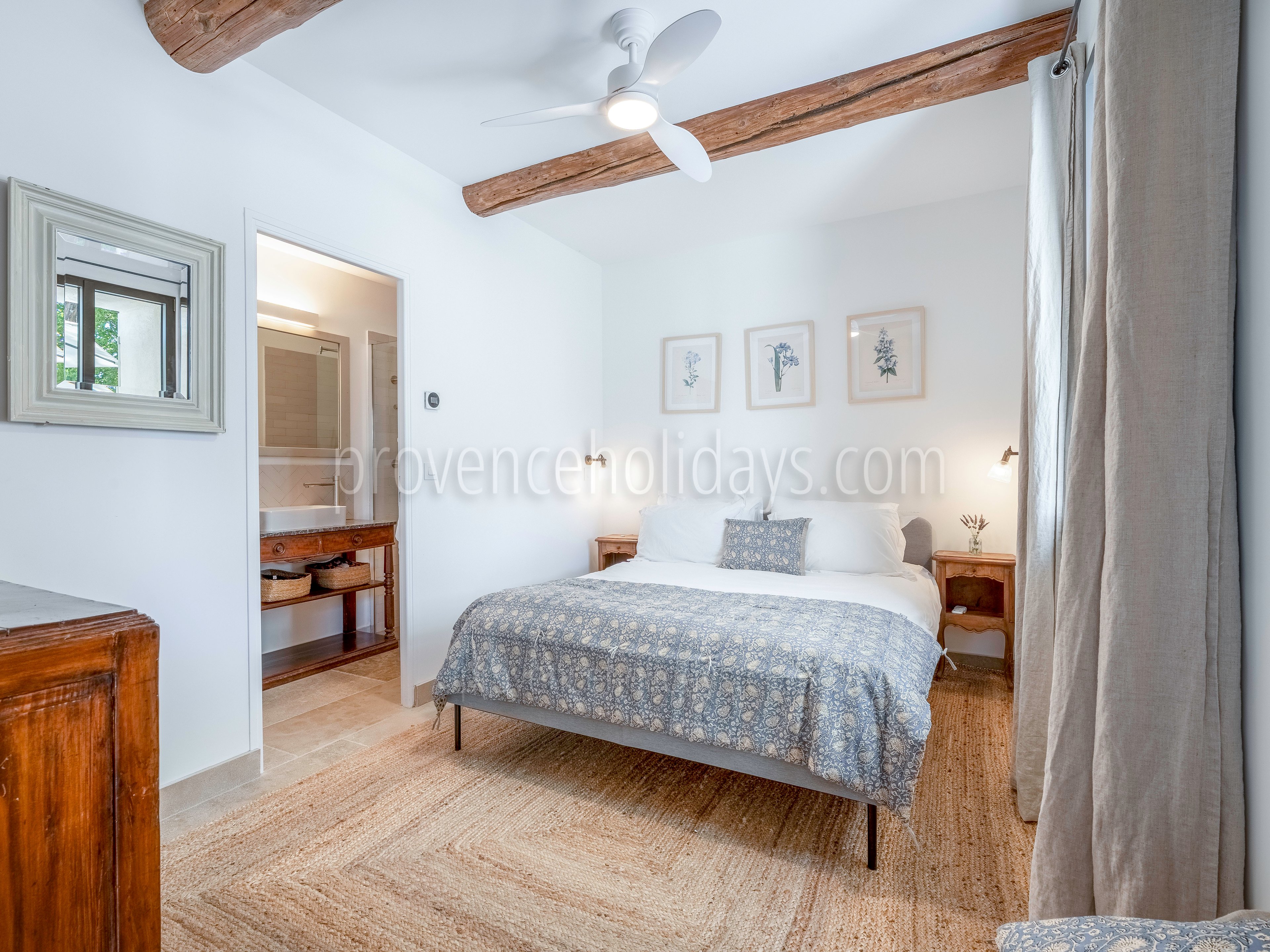 21 - La Villa aux lavandes: Villa: Bedroom 1