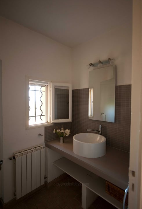 22 - Maison Lagnes: Villa: Bathroom