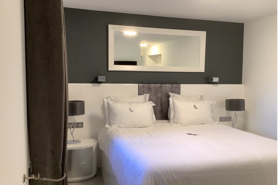 18 - Mas Orgon: Villa: Bedroom