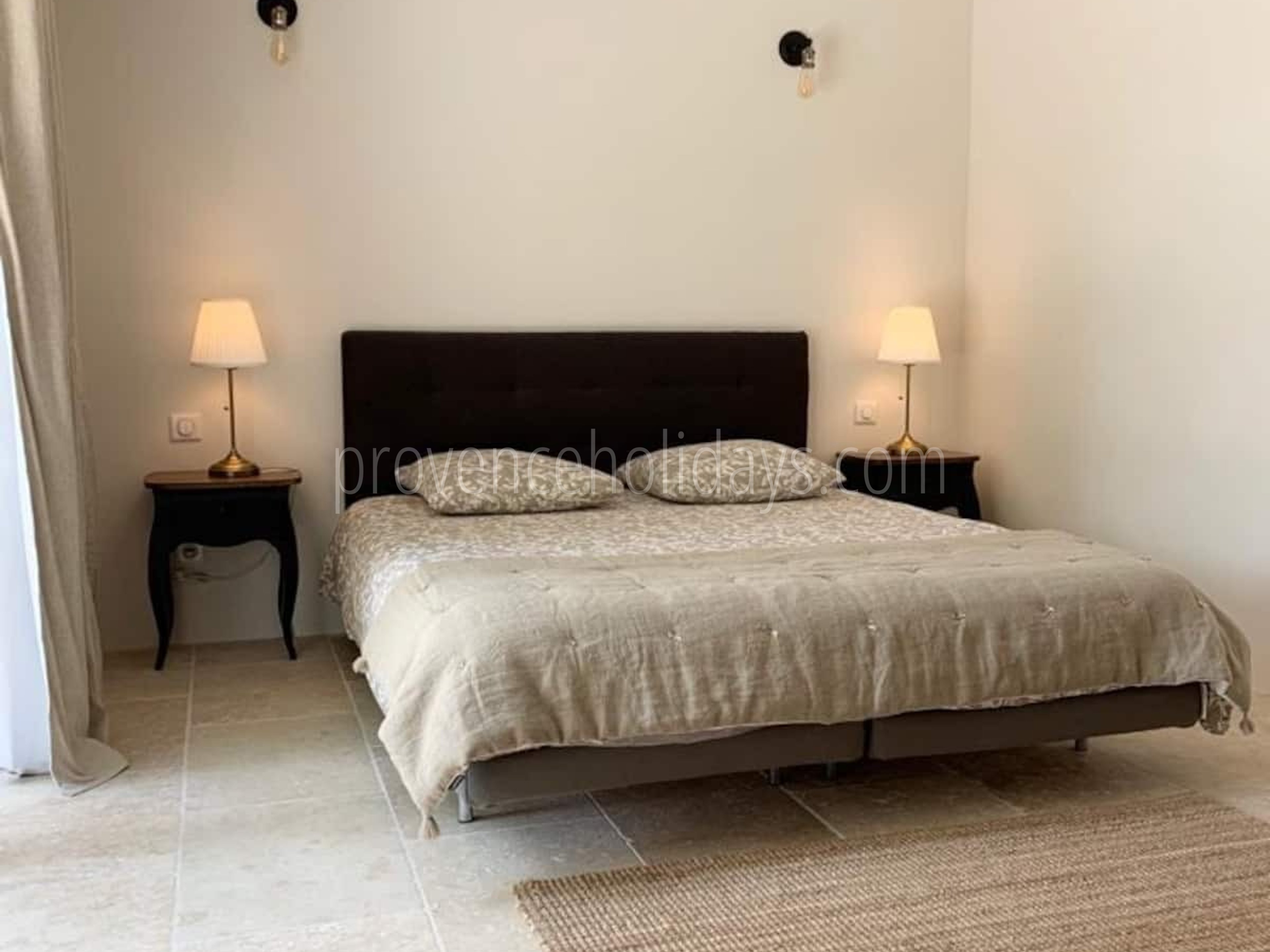 4 - Mas Cyprinidé: Villa: Bedroom