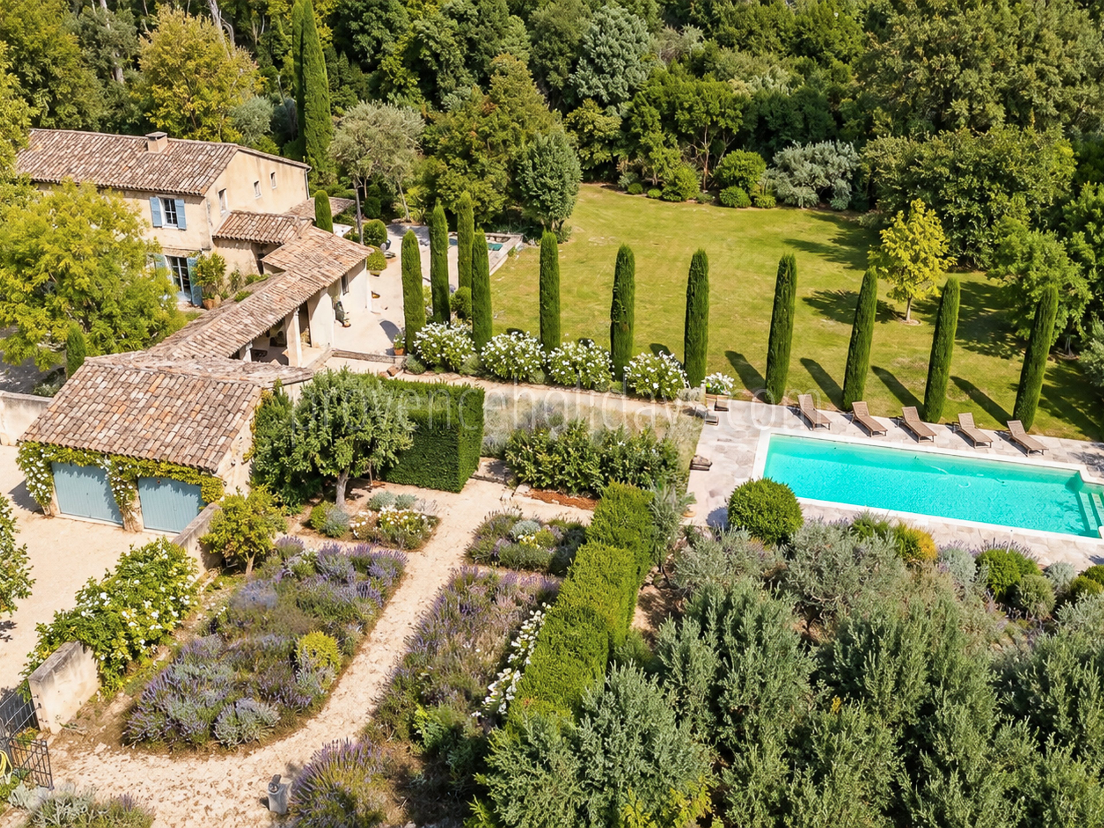 -1 - Authentic farmhouse in Saint-Rémy-de-Provence: Villa: Exterior