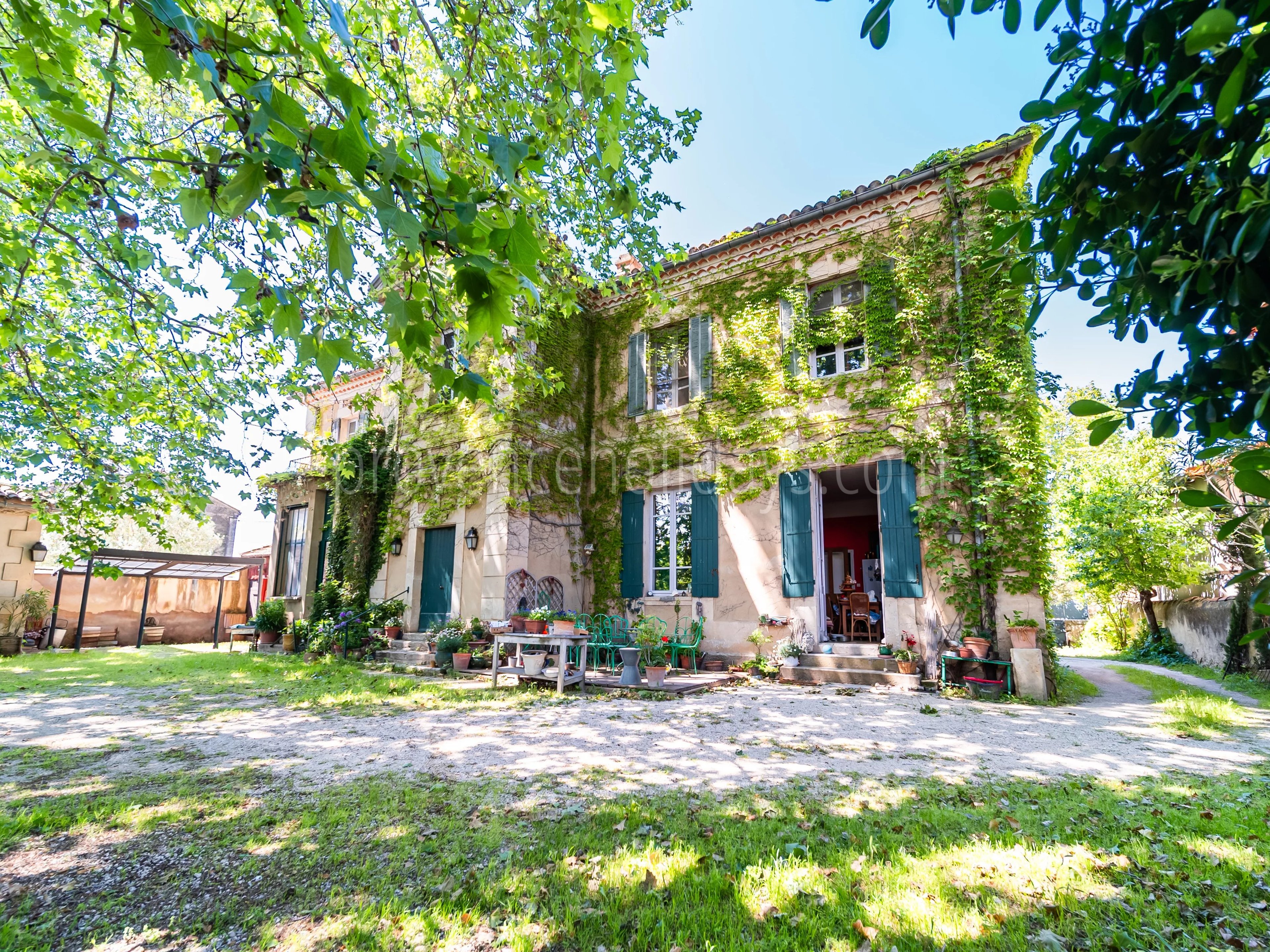 8 - Bourgeois residence in L\'Isle-sur-la-Sorgue: Villa: Exterior