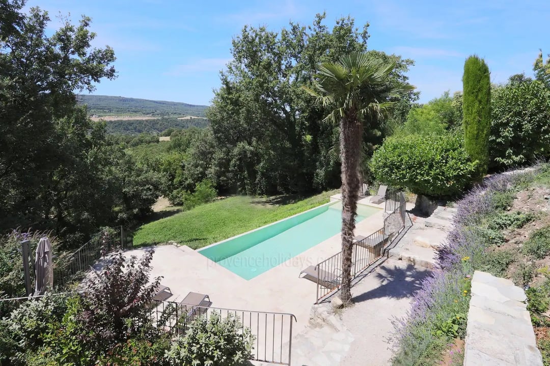 Silk farm with a heated infinity pool in the Luberon