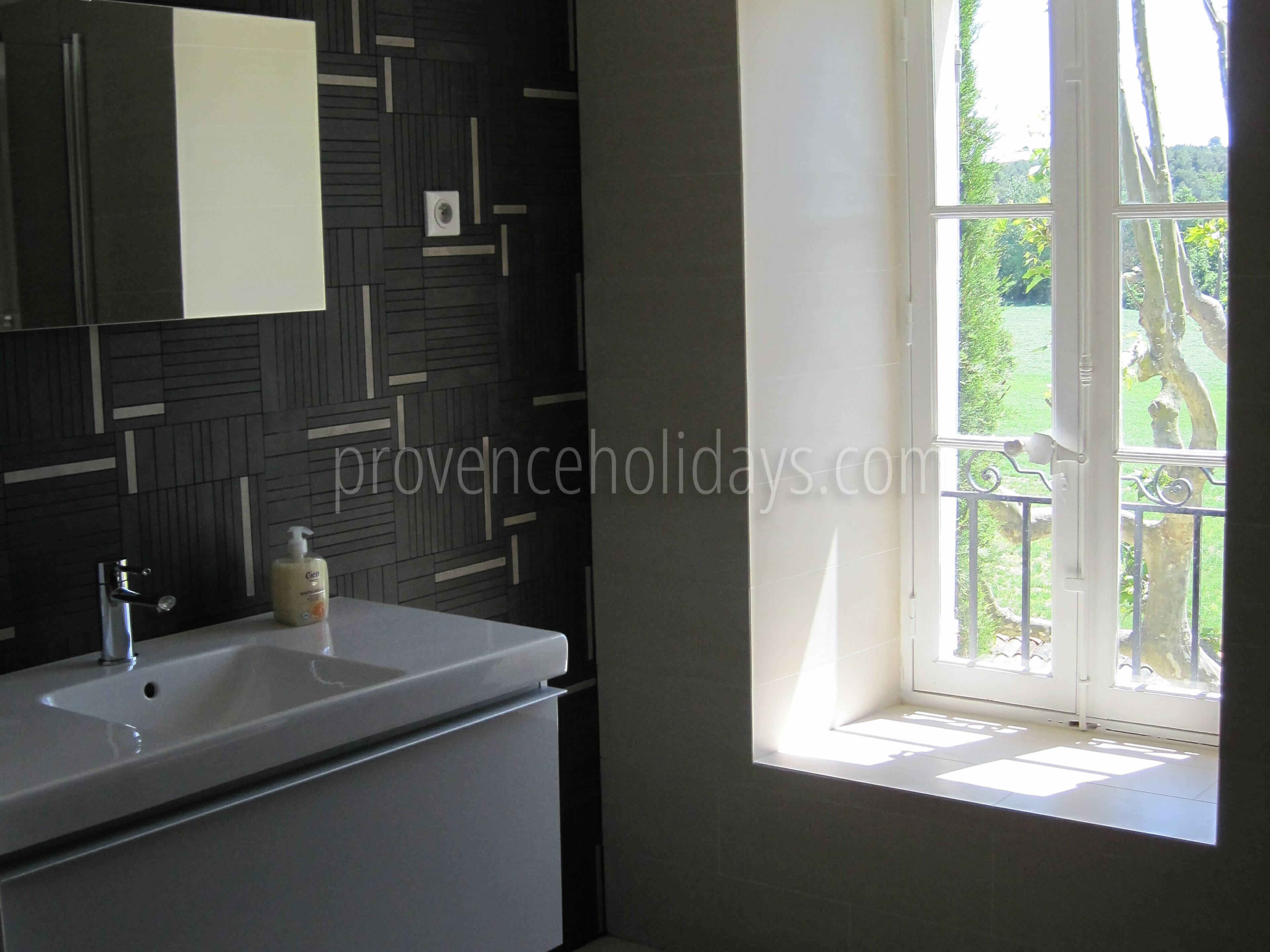51 - Mas Lambesc: Villa: Bathroom