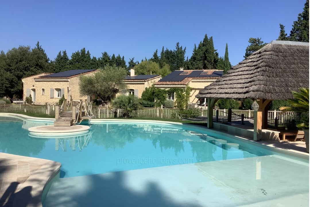 Propriété à vendre avec vue sur les Alpilles, piscine et dépendances