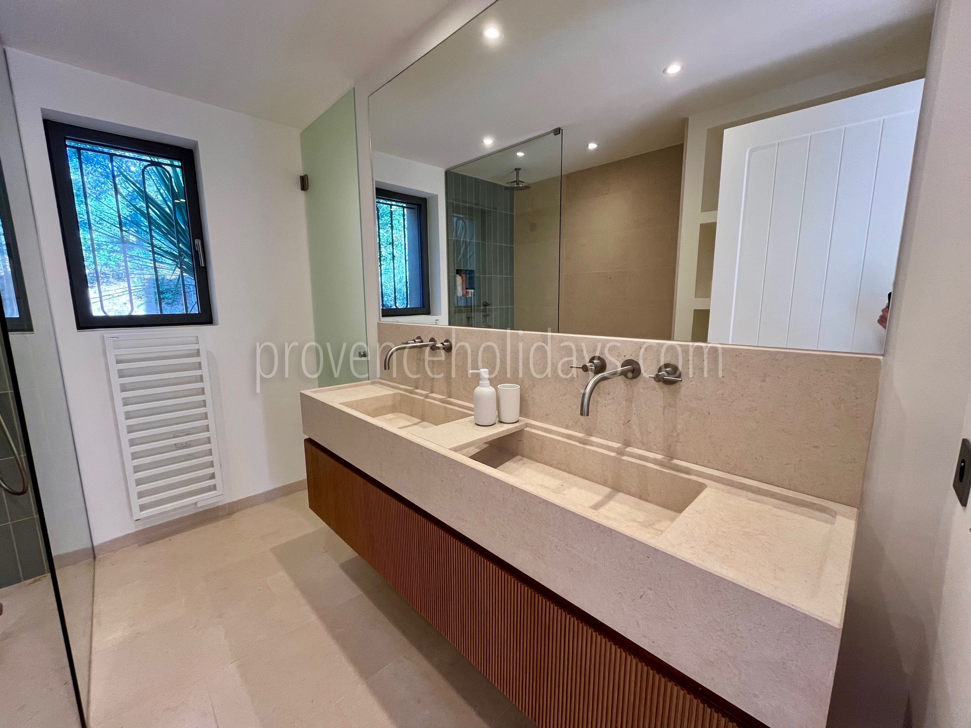 18 - Villa Lily: Villa: Bathroom