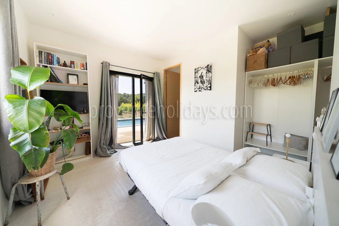 19 - FOR SALE – Charming property with a pool in Vaugines, near Lourmarin – panoramic view of the Luberon.: Villa: Bedroom