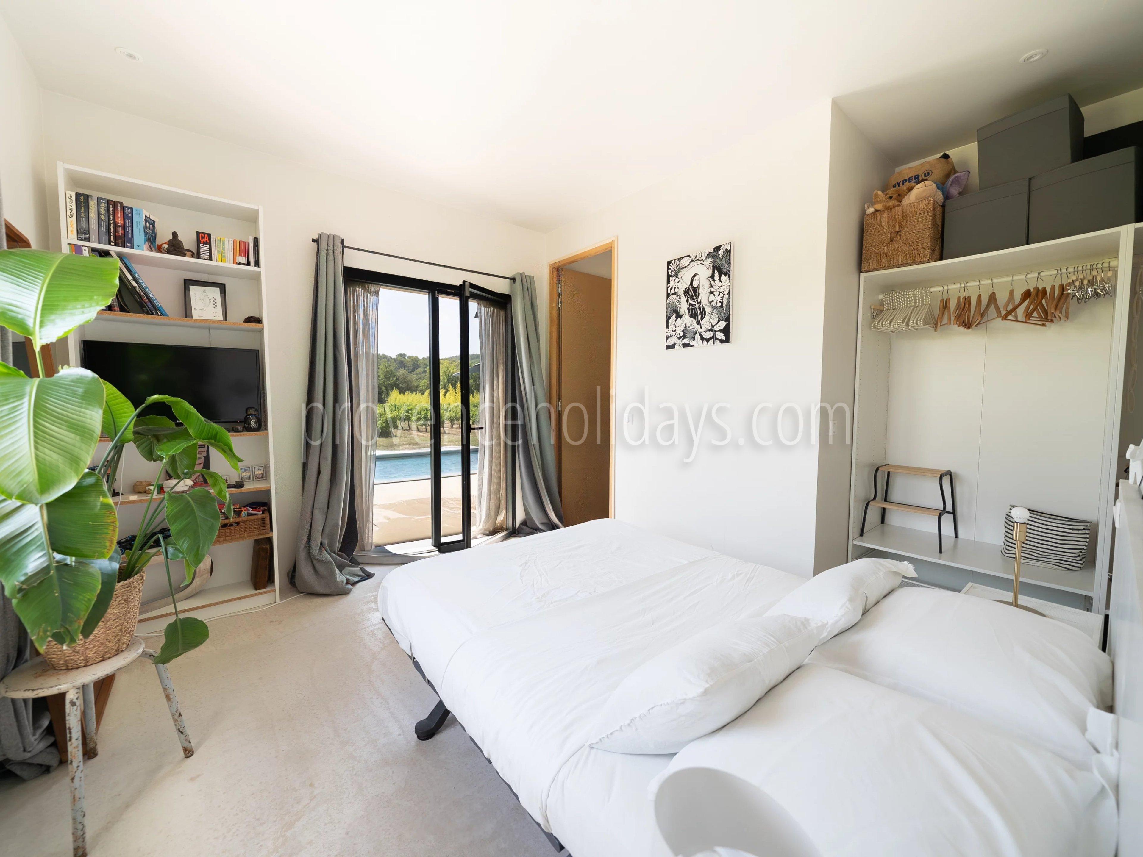 19 - FOR SALE – Charming property with a pool in Vaugines, near Lourmarin – panoramic view of the Luberon.: Villa: Bedroom