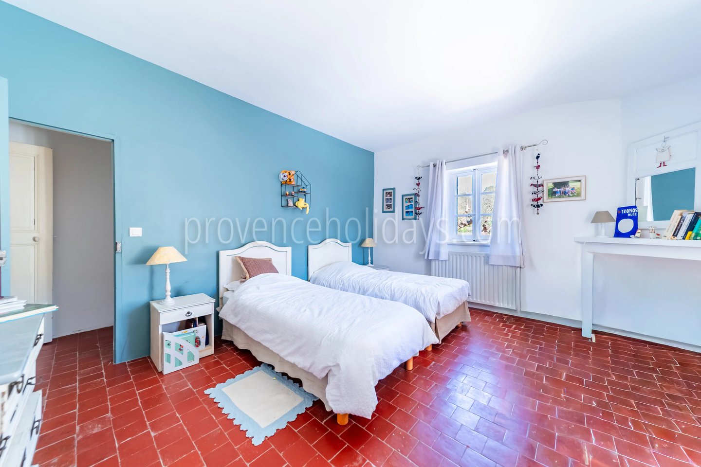 21 - Mas with inner courtyard in Gordes: Villa: Bedroom