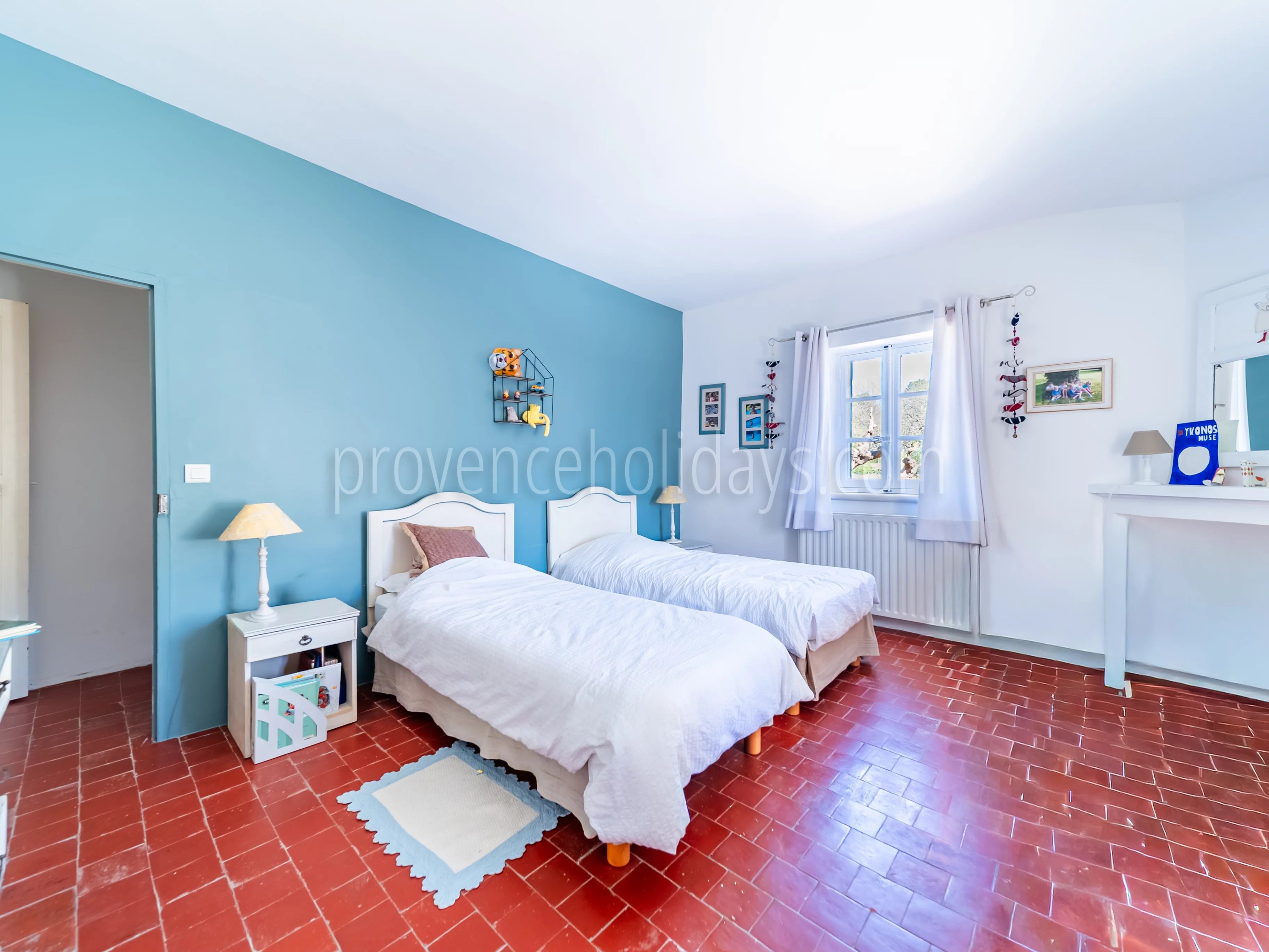 21 - Mas with inner courtyard in Gordes: Villa: Bedroom