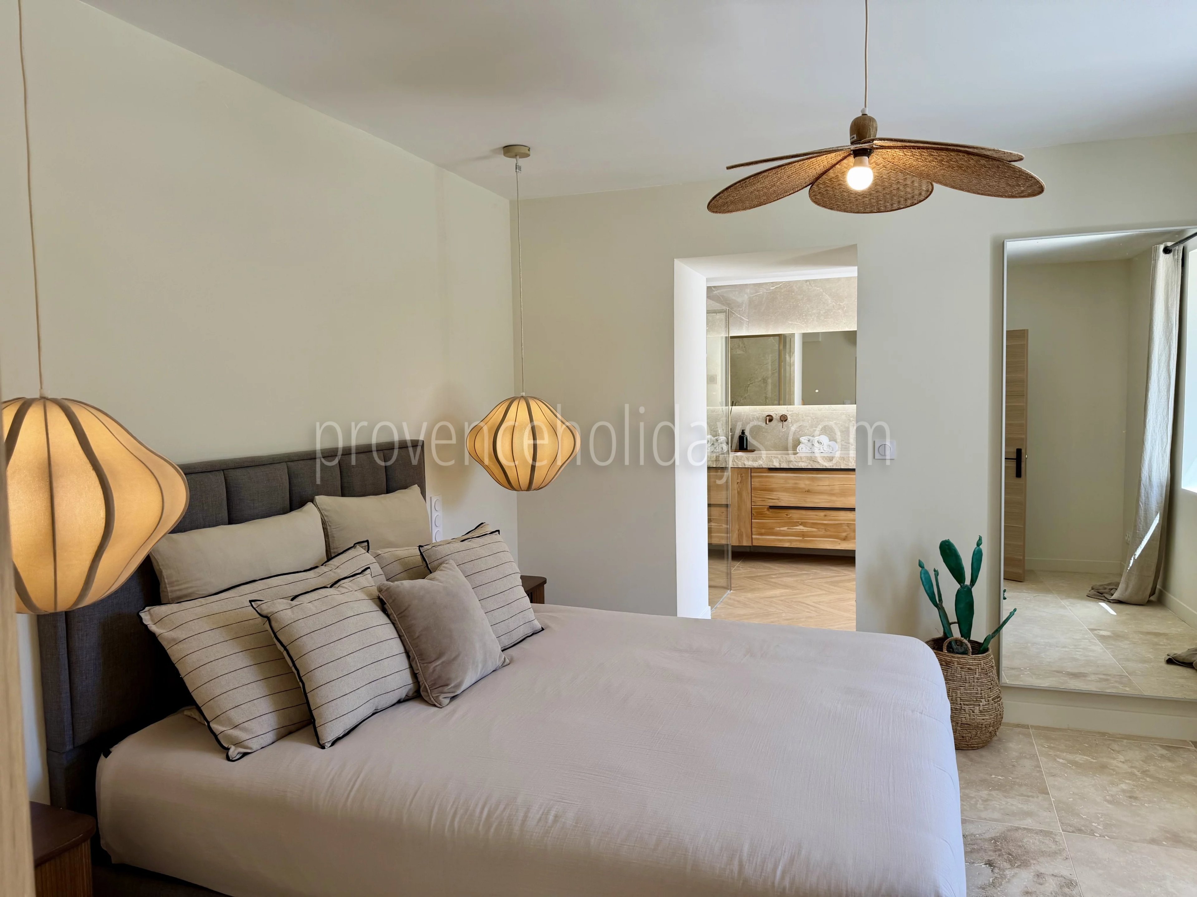 5 - Contemporary house in L\'Isle-sur-la-Sorgue: Villa: Bedroom