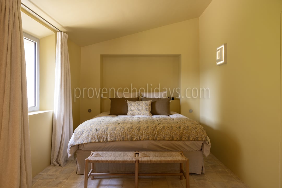 30 - Grand Mas de Provence: Villa: Bedroom