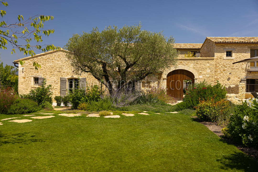 41 - Grand Mas d\'Oppède: Villa: Exterior