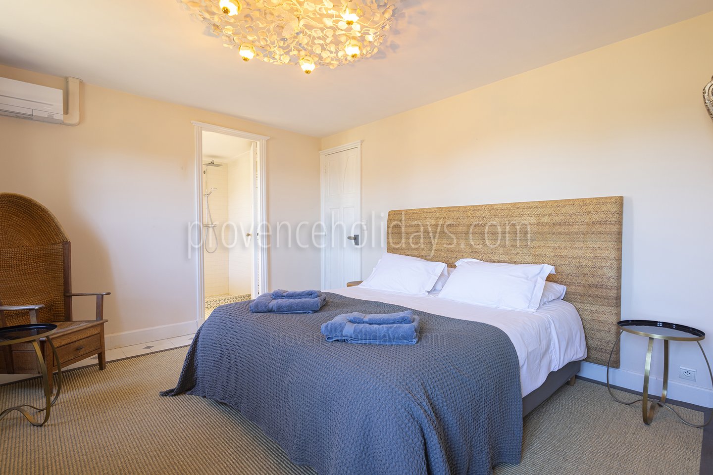 24 - Mas de Séguret: Villa: Bedroom