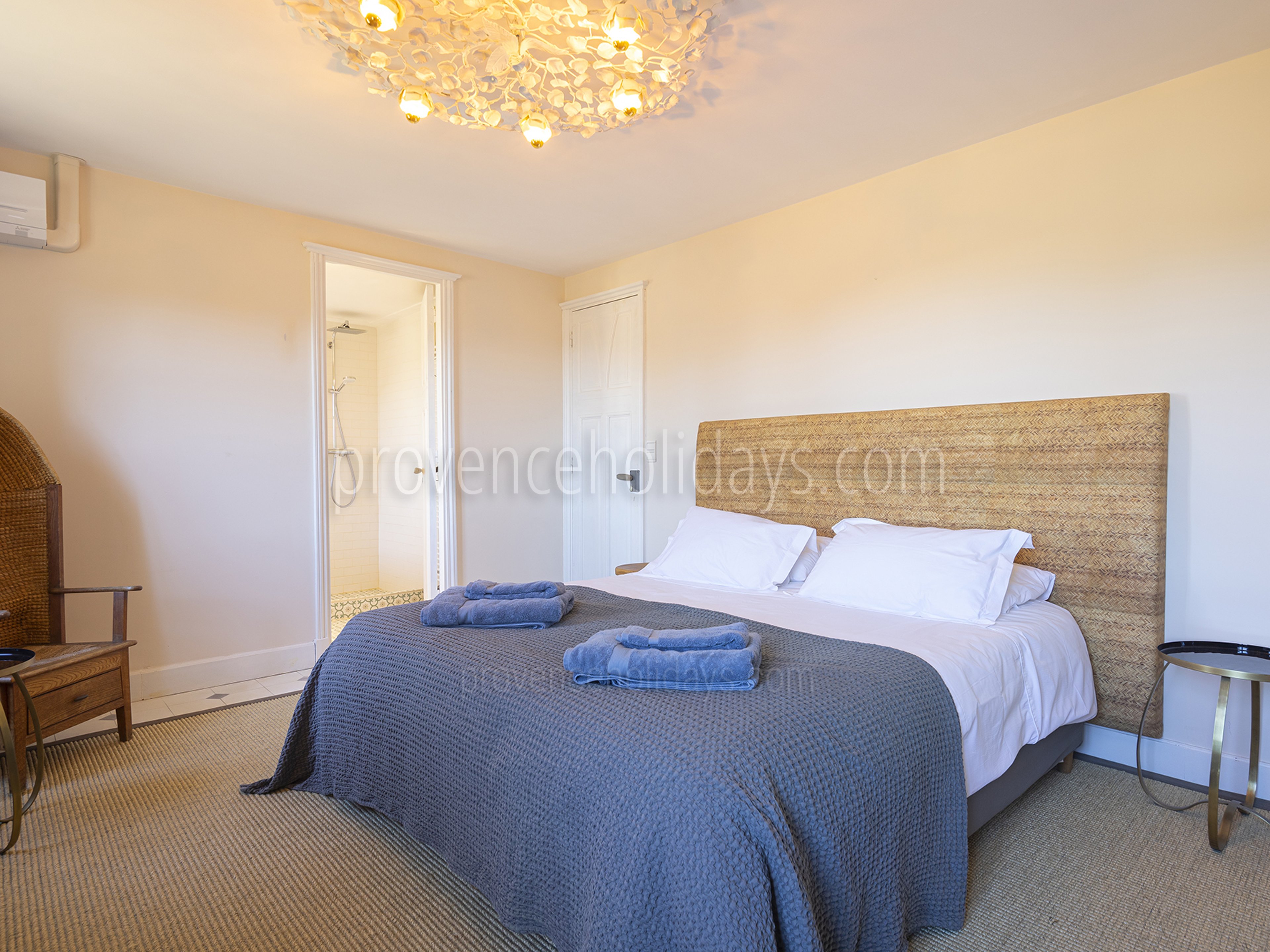 24 - Mas de Séguret: Villa: Bedroom