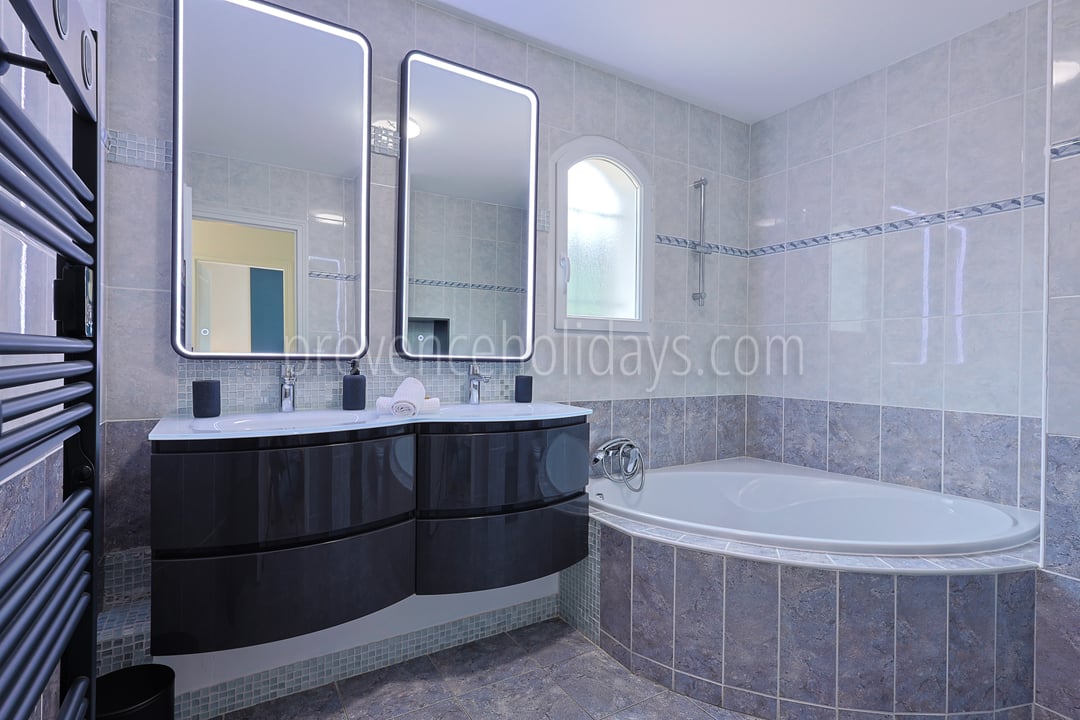 24 - Villa Beau Rivage: Villa: Bathroom