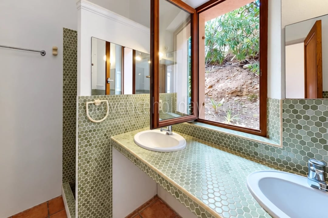 16 - Te renoveren villa in Rayol-Canadel-sur-Mer: Villa: Bathroom