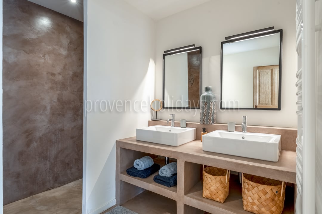 13 - Le Belvédère Provençal: Villa: Bedroom