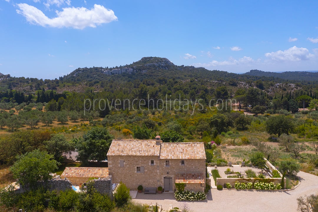 24 - Mas des Baux: Villa: Exterior