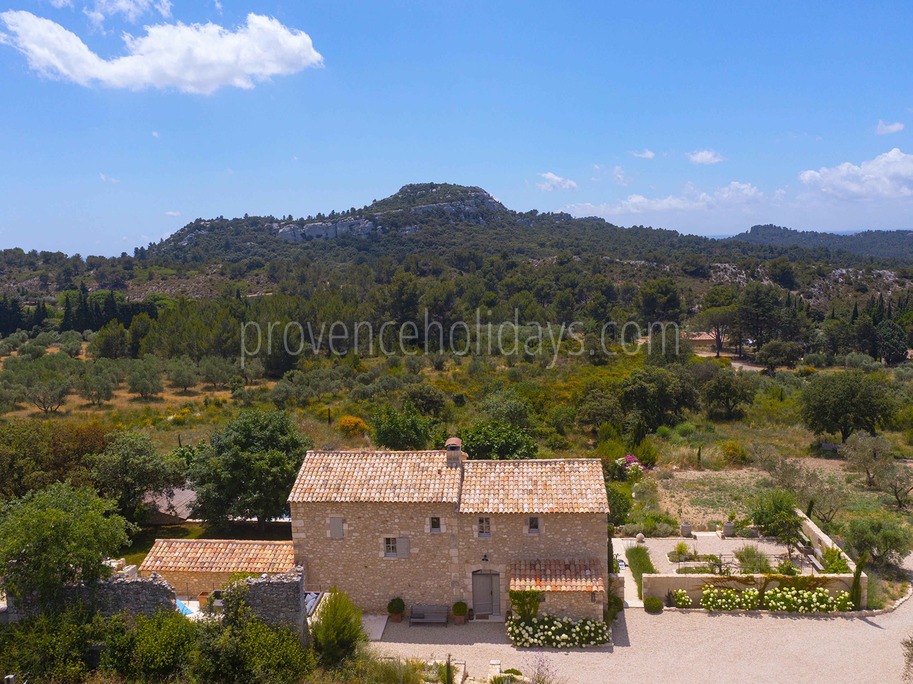 24 - Mas des Baux: Villa: Exterior