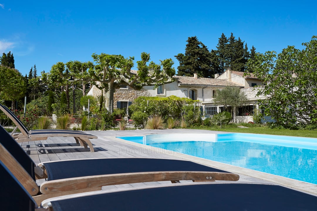 Pet friendly holiday rental with a pool house