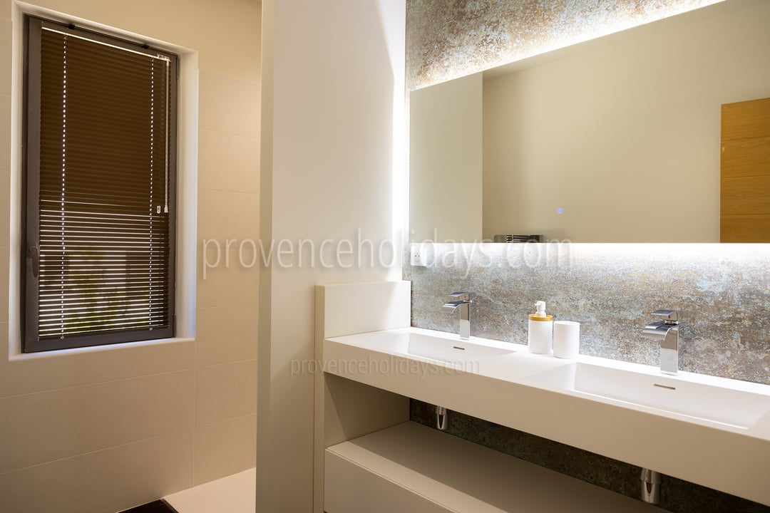 25 - Mas Estelle: Villa: Bathroom