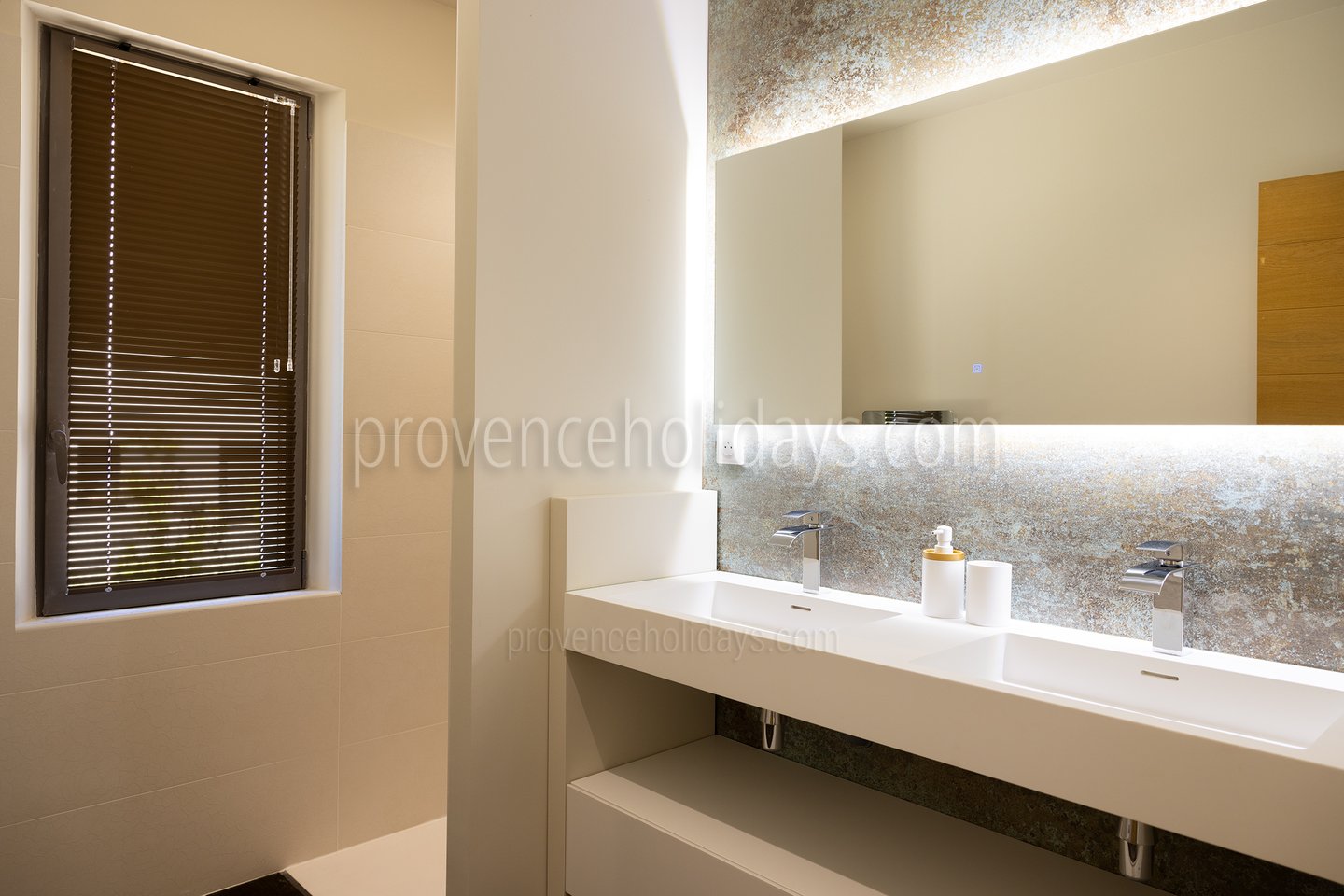 25 - Mas Estelle: Villa: Bathroom