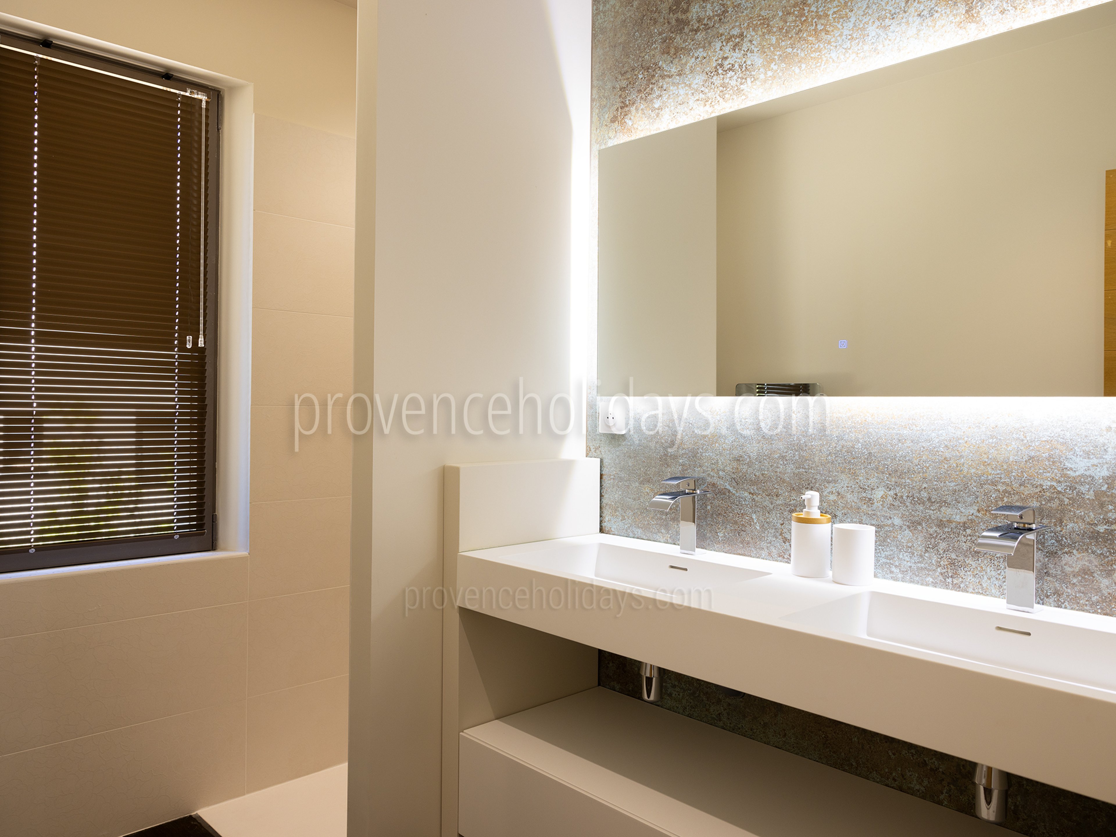 25 - Mas Estelle: Villa: Bathroom