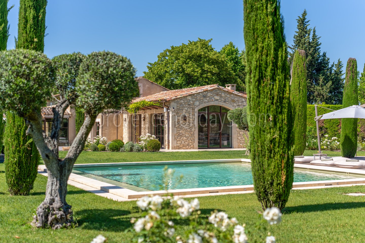-1 - Mas de la Calade: Villa: Pool