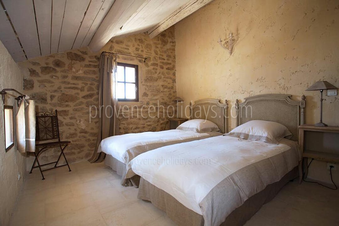 56 - Mas de Beaumes: Villa: Bedroom