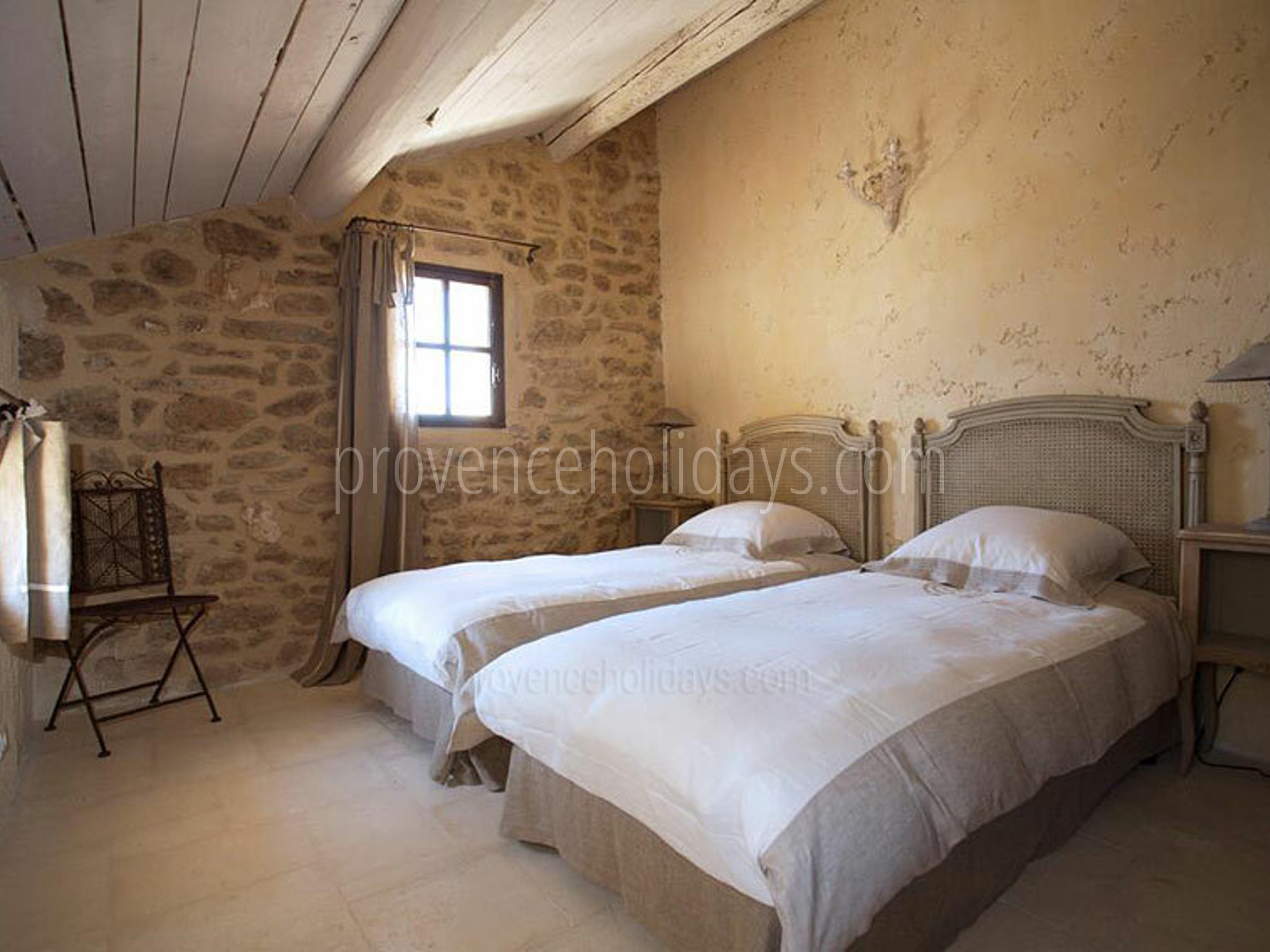 56 - Mas de Beaumes: Villa: Bedroom