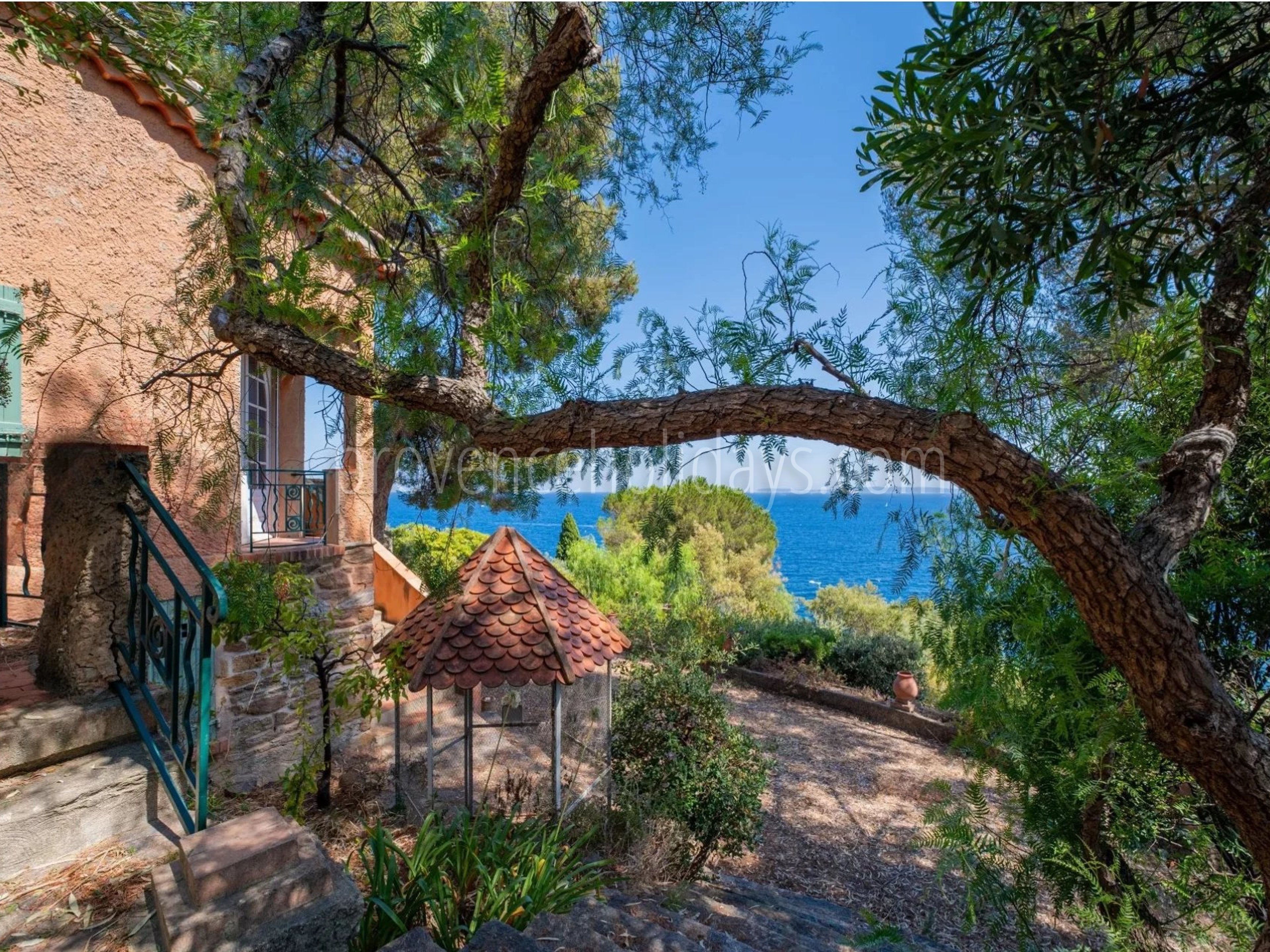 3 - Villa to renovate in Lavandou: Villa: Exterior