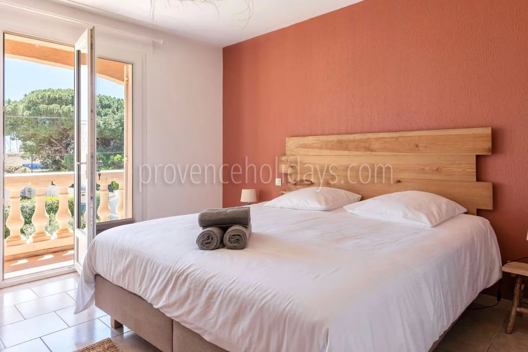 12 - Villa in Port de Miramar in La Londe-les-Maures: Villa: Bedroom