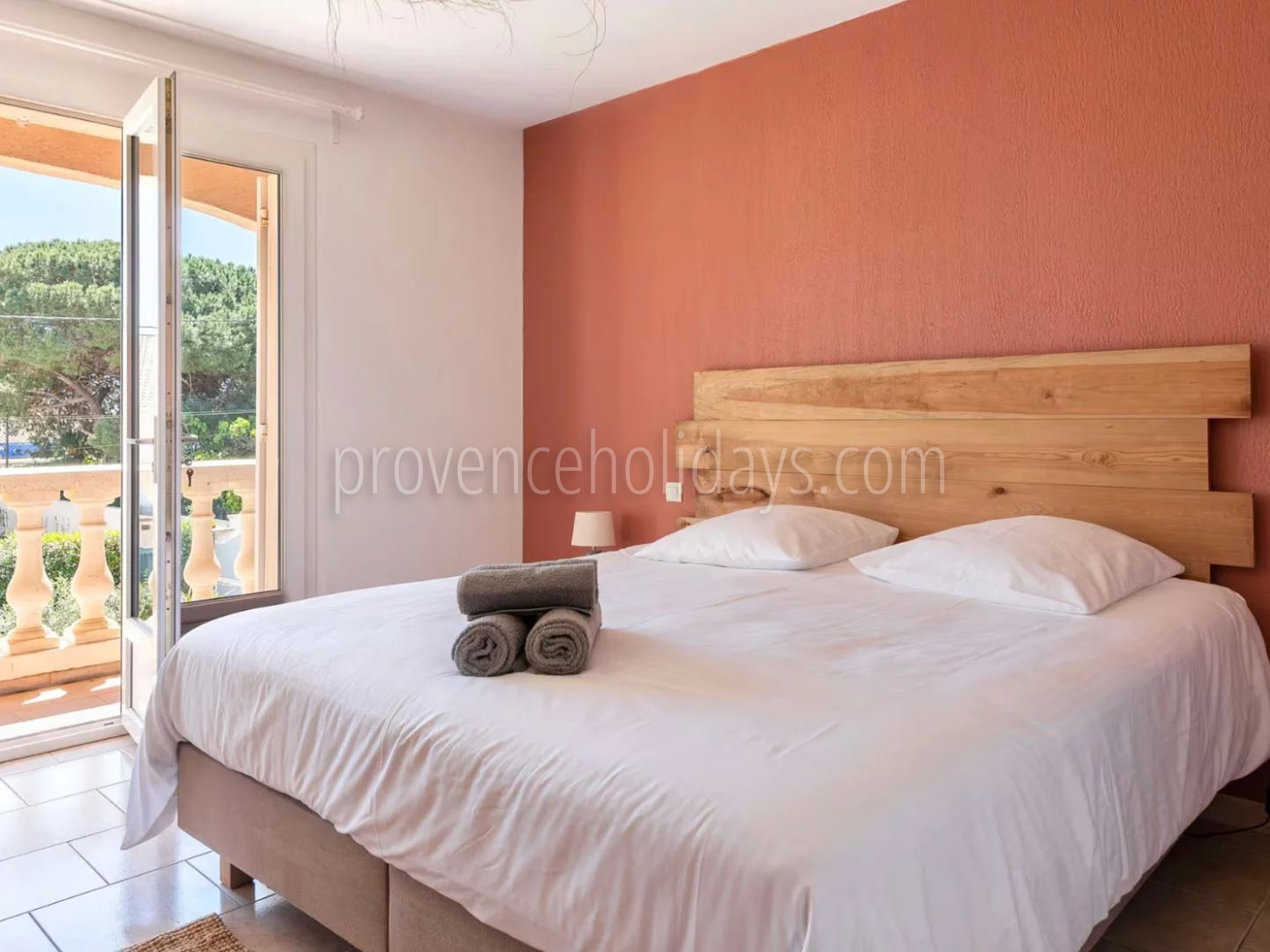 12 - Villa in Port de Miramar in La Londe-les-Maures: Villa: Bedroom