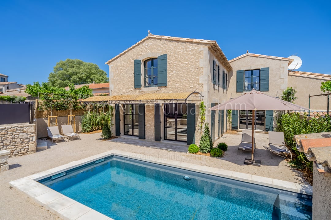 Charmant vakantiehuis met verwarmd zwembad in Eygalières