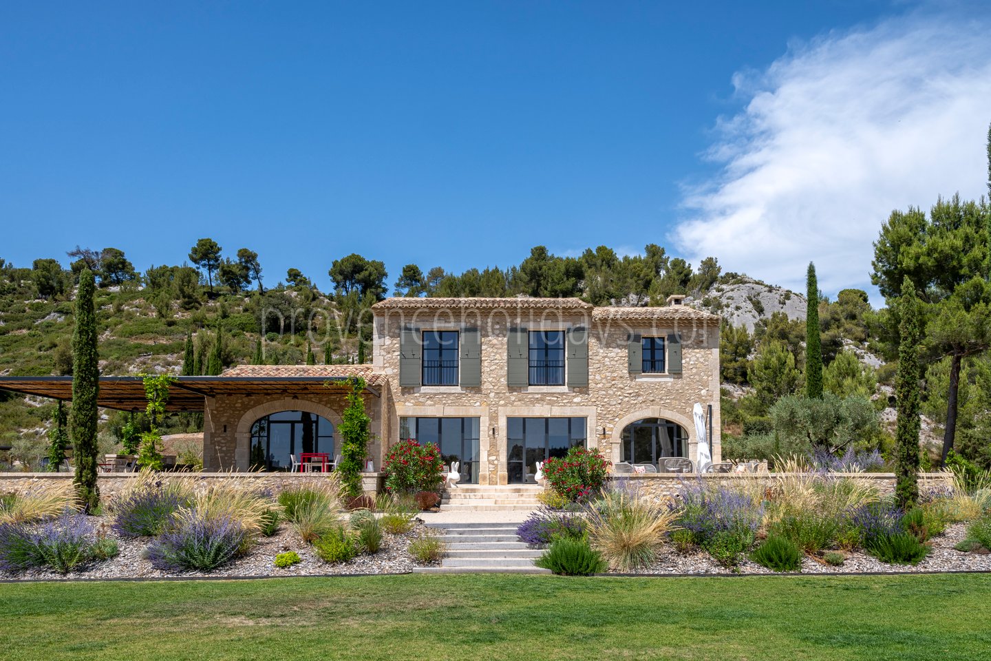 166 - Le Loup des Alpilles: Villa: Exterior