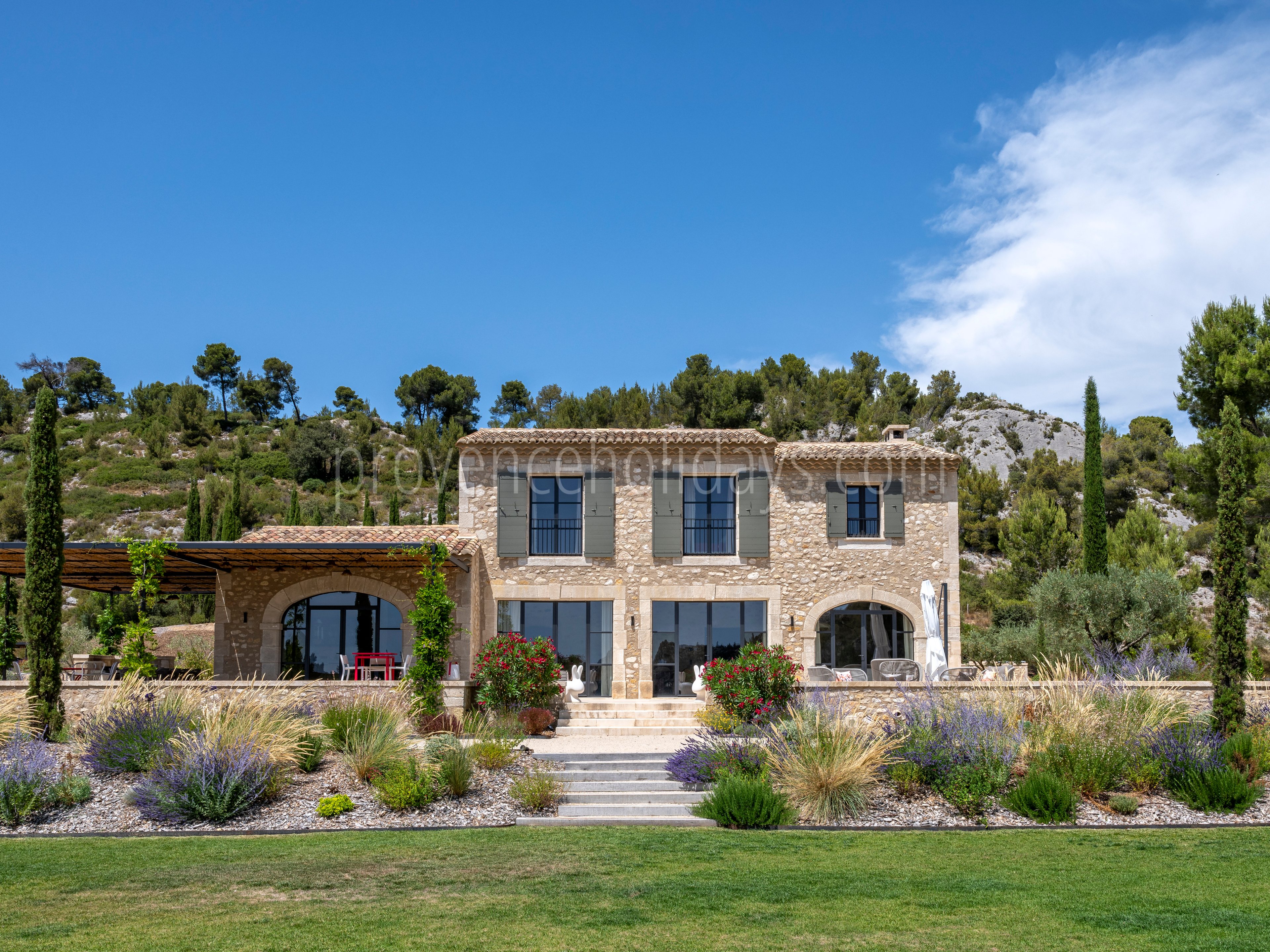 166 - Le Loup des Alpilles: Villa: Exterior
